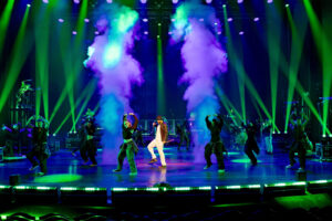 Tanzaufführung mit Lichteffekten und Rauch auf Bühne