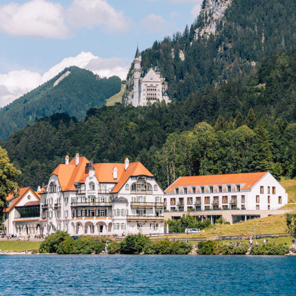 Schloss Neuschwanstein und Hotel am Alpseeufer