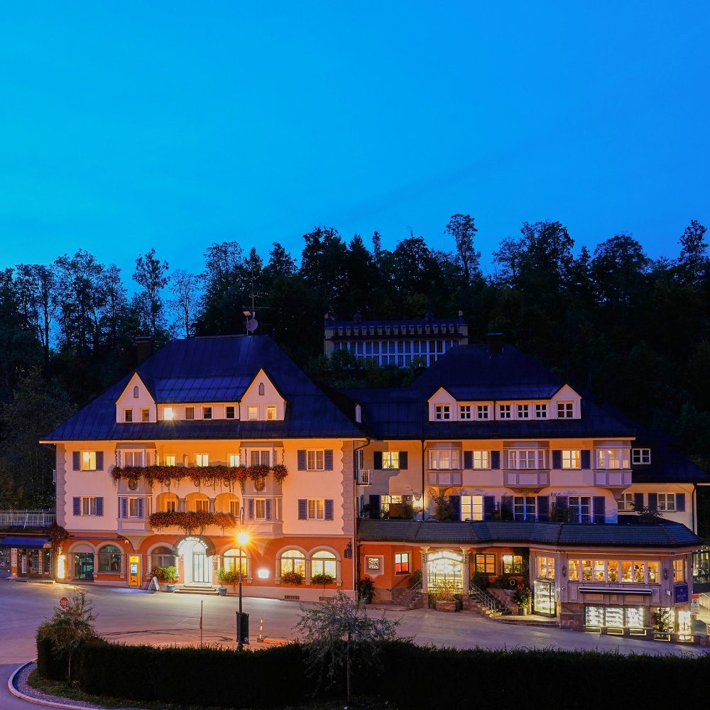Beleuchtetes Hotel in der Abenddämmerung.