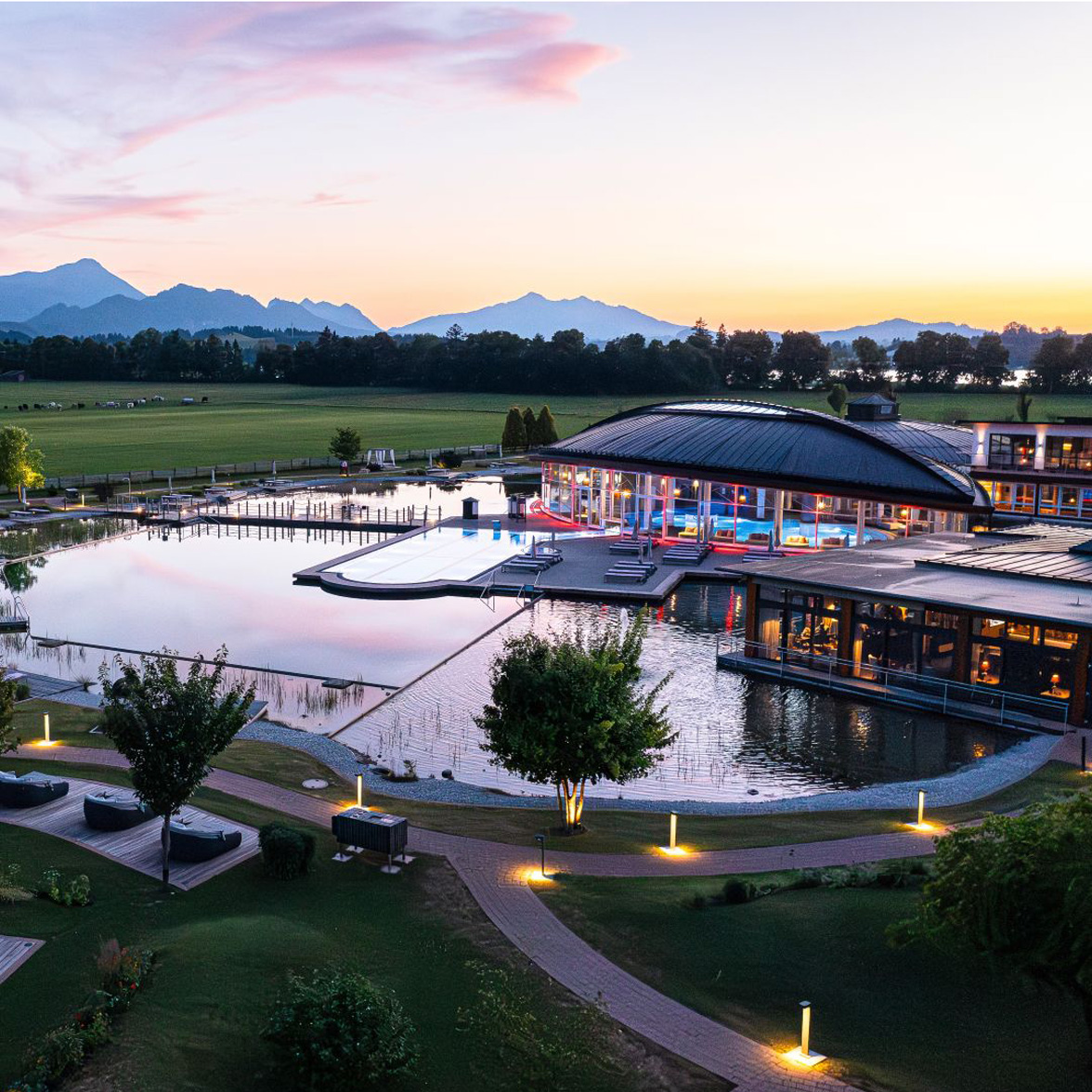 Abendstimmung über einer Therme mit Bergblick.