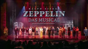 Ensemble auf Bühne von Zeppelin-Das Musical