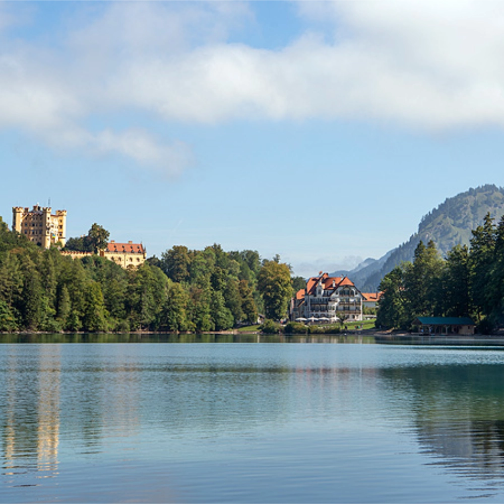 Schloss neben einem See im Grünen