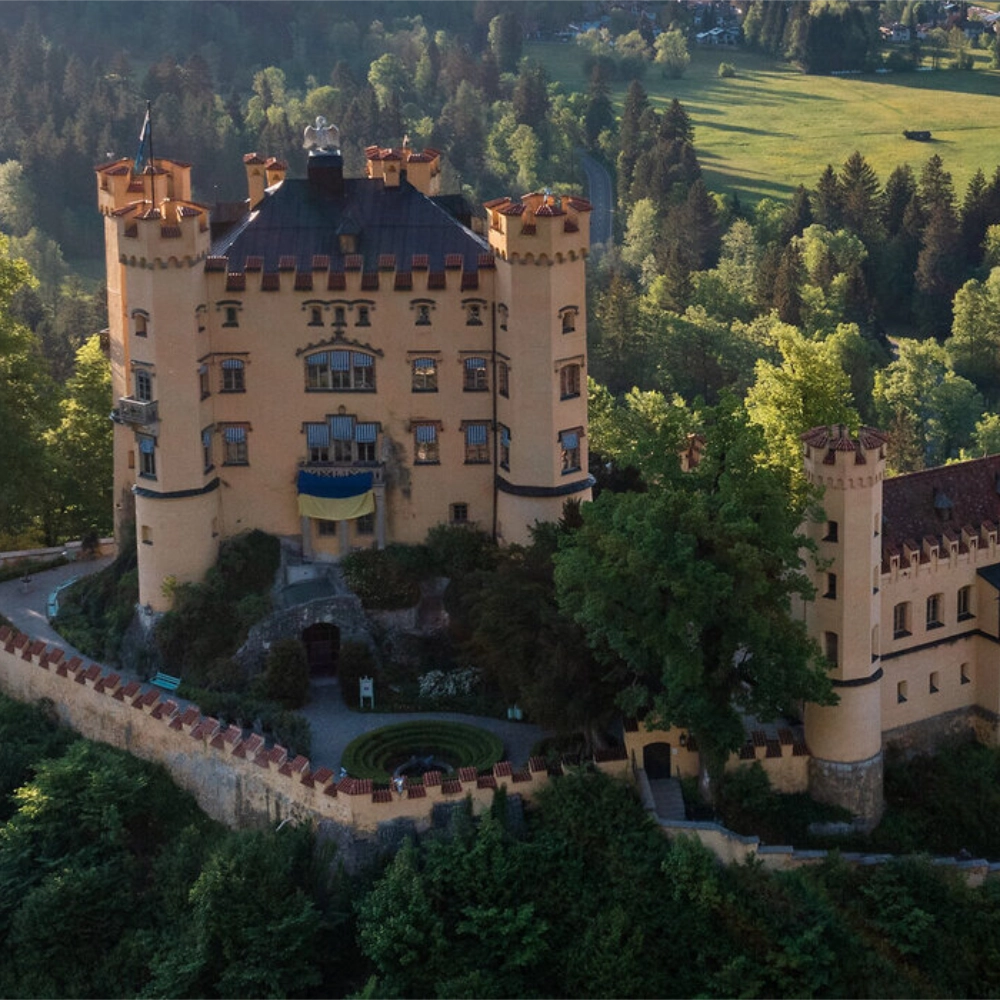 Schloss in bewaldeter Landschaft bei Tageslicht