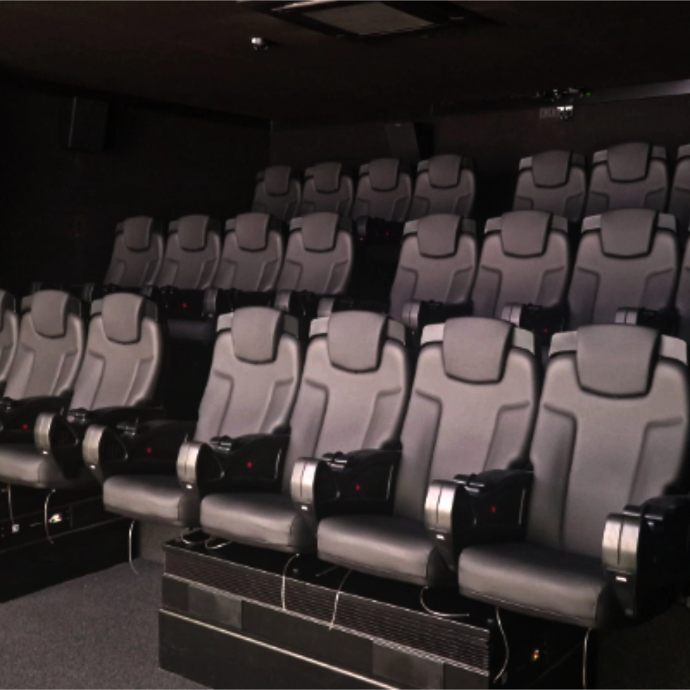 Leere Kinositze in einem dunklen Raum.